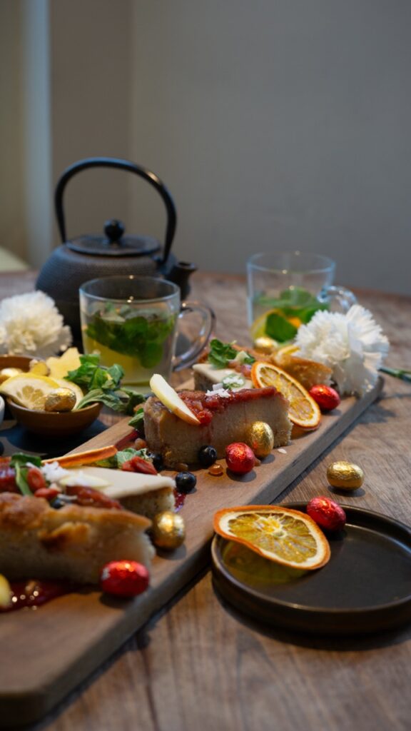 Je ziet een tafel met high tea