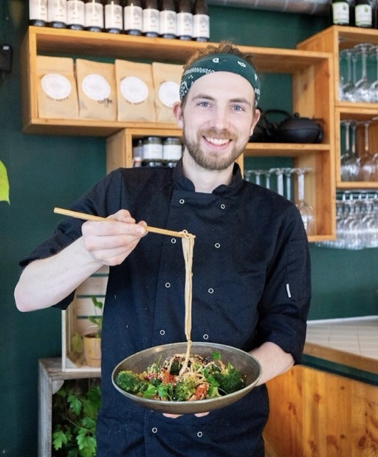 Een persoon met een bord ramen