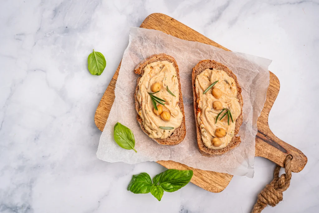 vegan ontbijt met zelfgemaakte hummus