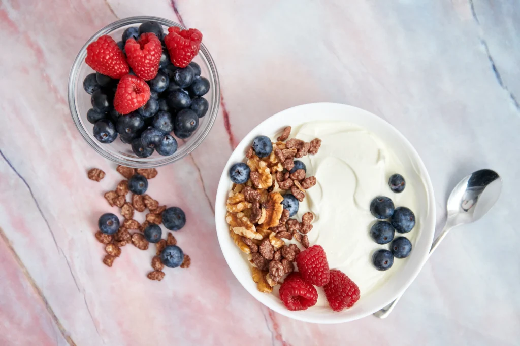 vegan ontbijt soja yoghurt bowl